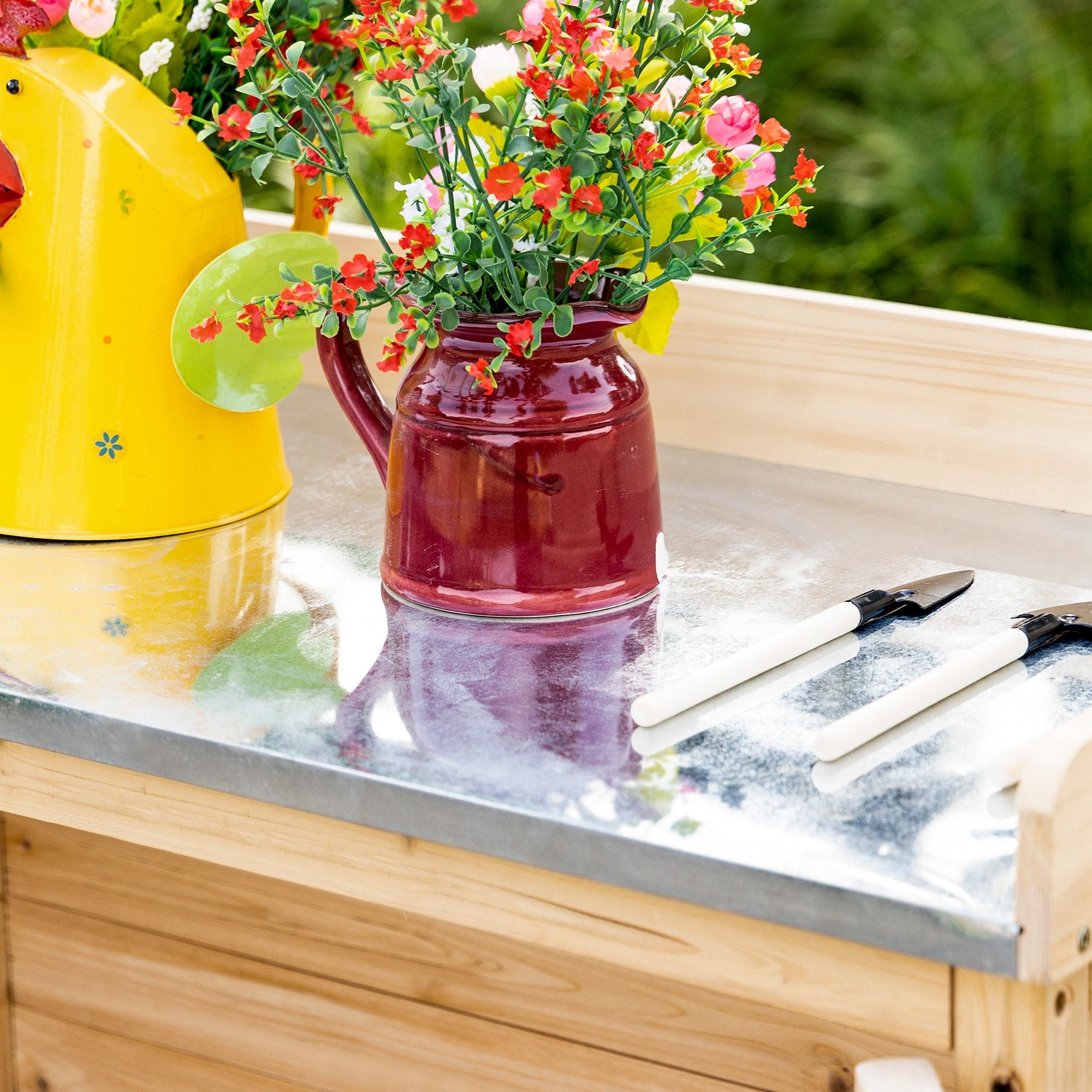 Outsunny Gartenschrank mit 2 Fächern, Metall-Arbeitsplatte mit Aufkantung, Naturholz, 83 x 40 x 92 cm