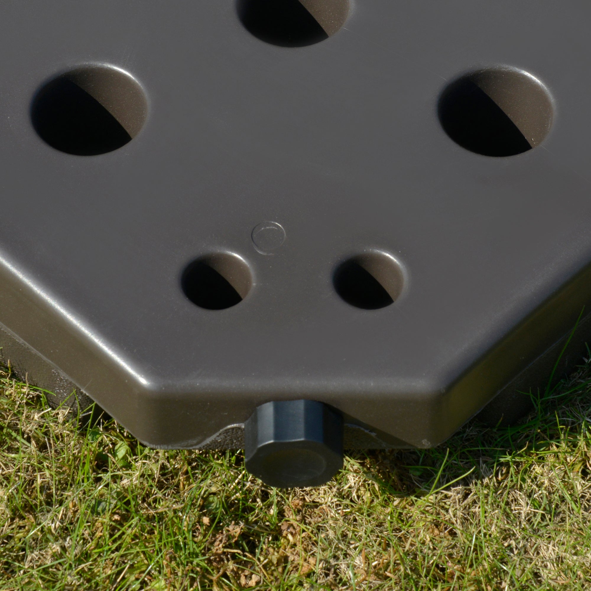 Outsunny Sonnenschirmständer 4-teilig, Schirmgewicht, Schirmständer, Bodenkreuz befüllbar mit Sand/Wasser bis 25/17 kg, Gewichte Sonnenschirmfuß HDPE Kaffee