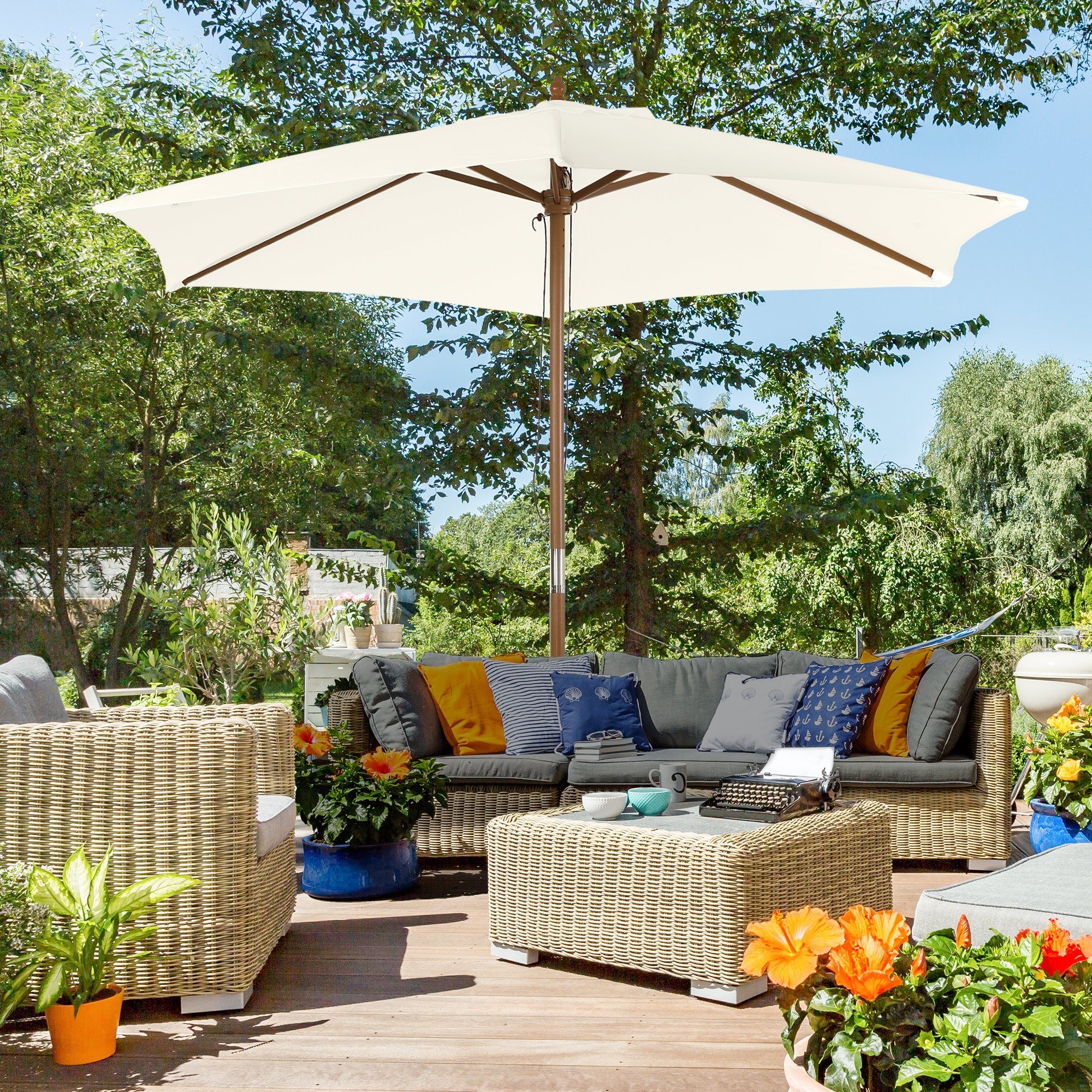 Outsunny Sonnenschirm Ø 250 cm, Sonnenschirm mit Seilzugmechanismus Balkonschirm Strandschirm aus Bambus windfest Marktschirm Sonnenschutz für Balkon Terrasse Garten, Weiß
