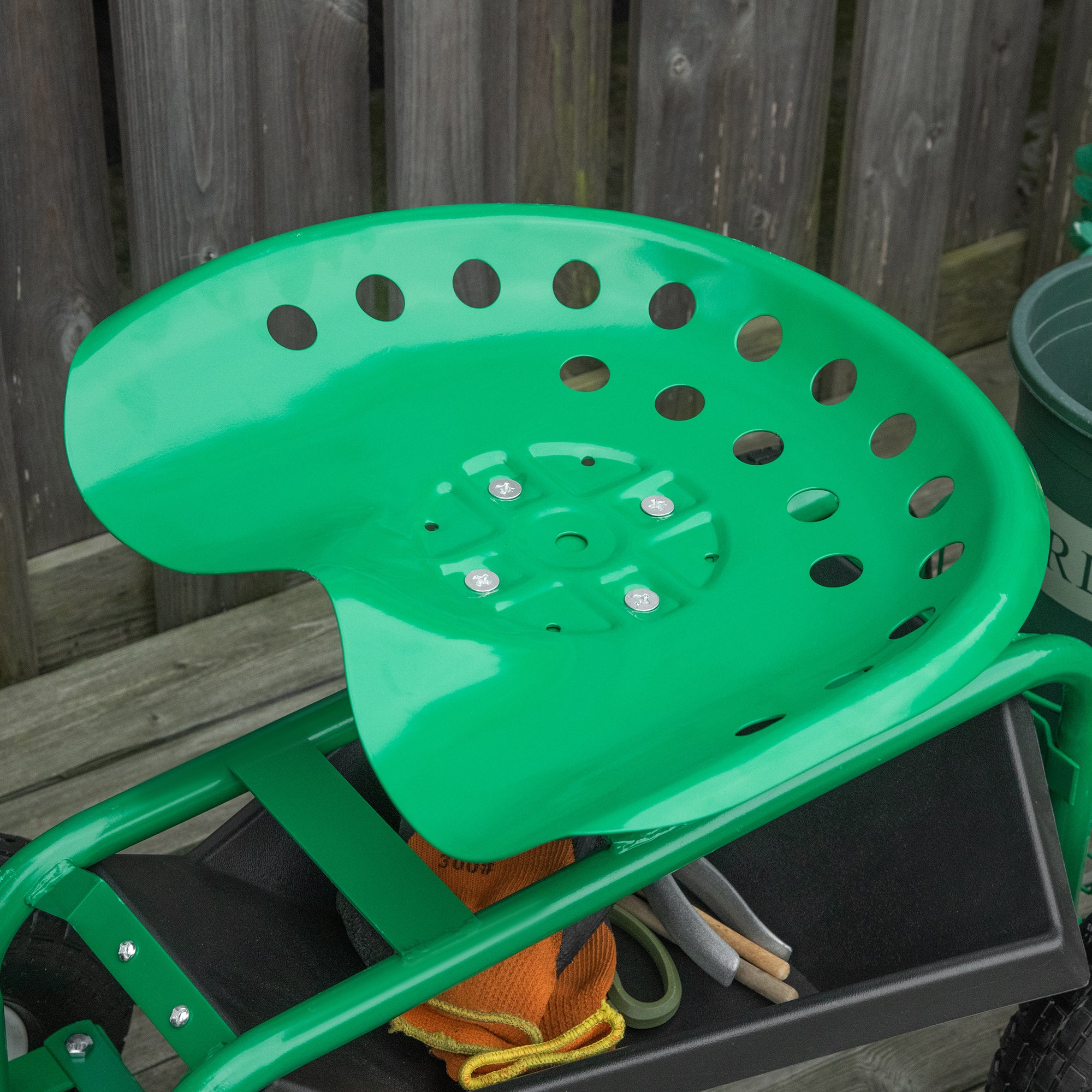 Outsunny Gartenwagen mit Rollsitz bis 150 kg mit Ablage Korb für kleine Gartengeräte Werkstattwagen fahrbar Gartensitz Richtung steuerbar Sitzhöhe 46-59 cm höhenverstellbar Metall Gummi Grün
