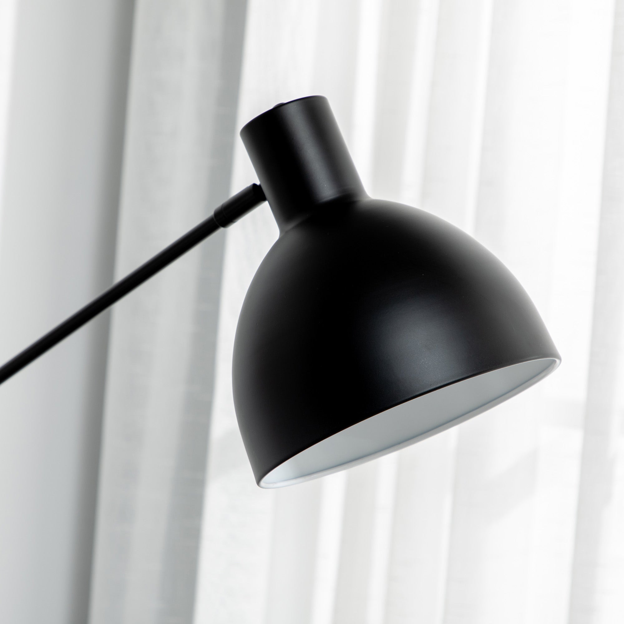HOMCOM Stehleuchte im Industriedesign, höhenverstellbar, Bodenschalter; 30 m x 30 cm x 131 cm, Schwarz