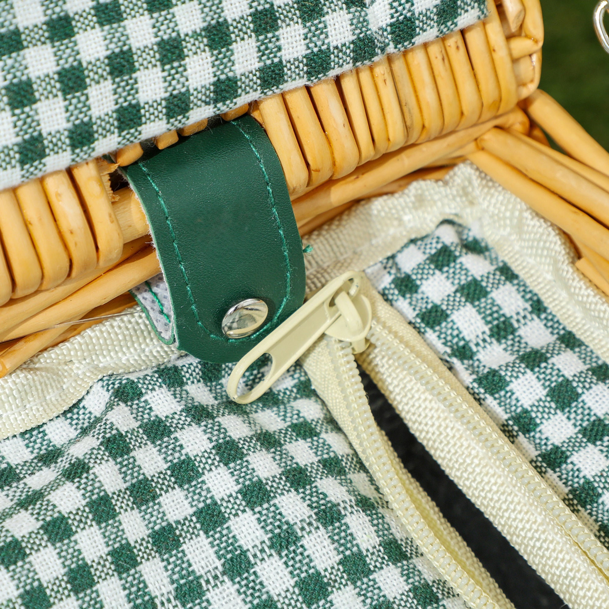 Outsunny Picknickkorb aus Weidenholz Picknickkoffer für 2 Personen mit Isoliert Kühlfach Besteck Set Hellbraun
